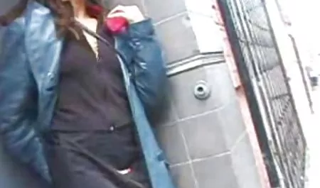 Hermosa, sexy ropa y toca su buenas tetas maduras gran leche