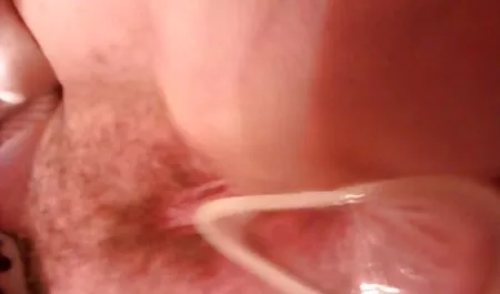 Checa en rosa lencería introduce tetonas muy maduras un dedo en su coño y la hace cunnilingus