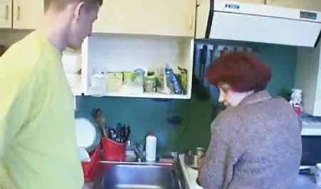 Tetona chica en sujetador azul se abuelas tetonas peludas traga la polla