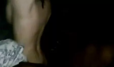 Morena con tetas maduras grandes grandes acariciando en el cuarto de baño