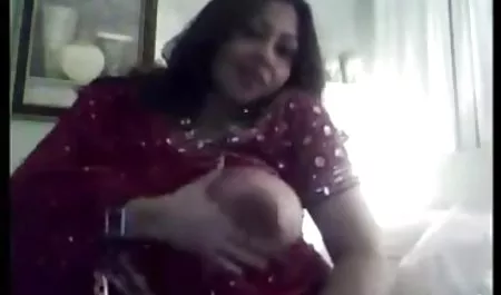 Hermosa chica se acaricia a sí misma con los videos maduras tetas dedos