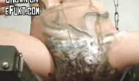 Rubia teonas maduras con tetas y los tatuajes se masturba con un consolador en el cristal de la cabina de ducha