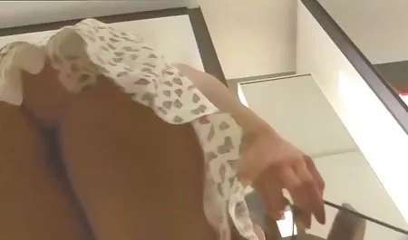 Rubia mujeres tetonas masturbandoce no sin juegos previos lluvia dorada