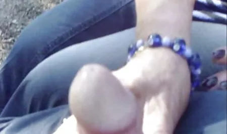 Británico, tetonas maduras masturbandose MILF con tetas de silicona, pantimedias masturbándose con los dedos en el suelo