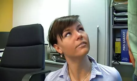 Jenny Blighe se traga la polla en la mujeres infieles tetonas oscuridad