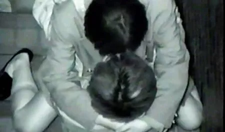 Curvas mamá en guantes blancos roscado en el gran anillo en el tetonas peludas masturbandose sofá.