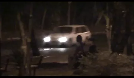 Señora xxxmadurastetonas gorda en rojo, jóvenes, Solitario, acariciando la frente de vebkameroy