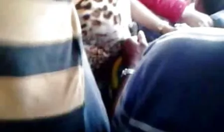 Un hombre acaricia las tetas grandes con chicas tetonas en ropa interior cubos de hielo