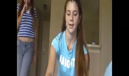 Largas piernas con mujeres tetonas dando leche cuerpo delgado le da a un hombre el punto en el sofá.