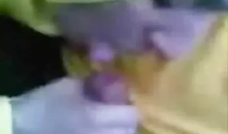 Hombre zhahnul en maduras tetpnas el anal, dos chicas en pantalones blancos