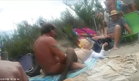 Cuatro enormes tetas de intercambio de estar cerca de la piscina viejas tetonas sexo