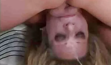 Un tetonas gallegas hombre saca una morena en la mesa de masaje