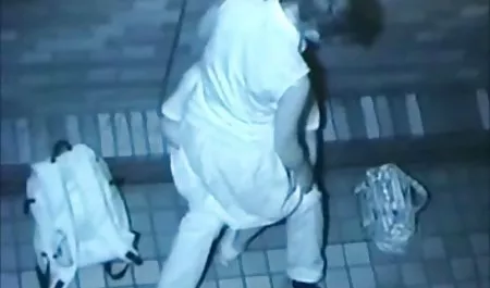 Amigo frota su polla gruesa en un abuelas tetonas peludas rollo de chica en mallas en el sombrero