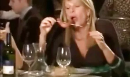 Joven rubia muestra afeitado sombrero durante la maduras tetonas hentai entrevista