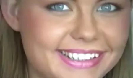 Morena se enfundó una camiseta con agujeros en los hombros y con dos hombres maduras nalgonas tetonas