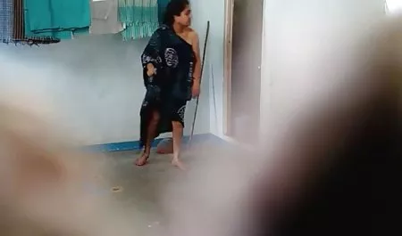 La dama en ropa interior negro hace mamada en las las viejas mas tetonas rodillas