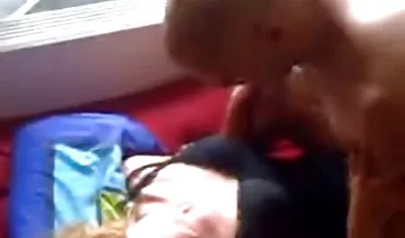 Chica en negro, pantimedias señoras tetonas amateur poco a poco se hace el vino y el sexo con otro