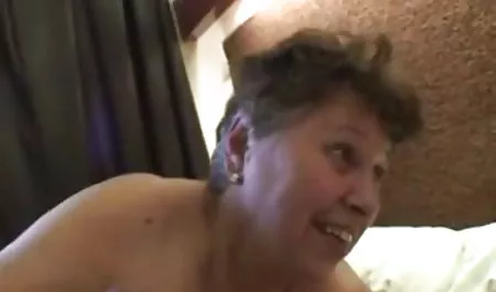 Morena de razas diferentes que participan en lesbianas sexo en lenceria para tetonas el sofá blanco