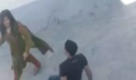 El hombre que habla con su videos de maduras tetudas novia tanga rojo, y tira de ellos en un húmedo sombrero