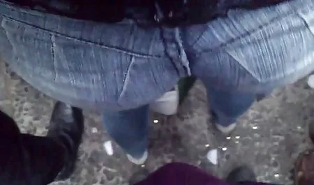 Delgada morena granjas, cerca de las maduras tetas gigantes grandes fincas del pene en la vagina después de la mamada