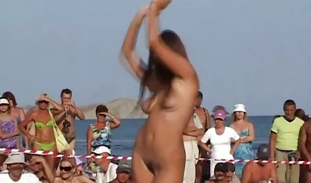 La chica tira maduras con hermosas tetas de los pantalones cortos azul en la calle y parece que las grandes nalgas en el árbol