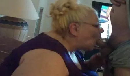 Rubia mamá, con grandes tetonas maduras desnudas tetas lamió el coño hombre