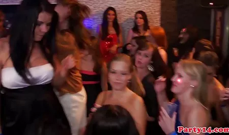 Después de la mamada en la máscara follada con un amigo maduras desnudas tetonas