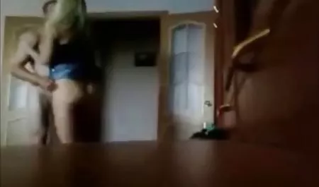 Tetona MILF con tatuaje en el veteranas pechugonas coño se masturba en una silla