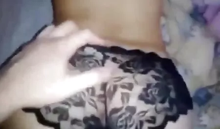 MILF con el pelo mujeres tetonas gigantes corto y en un vestido rojo le da a un hombre de Cáncer