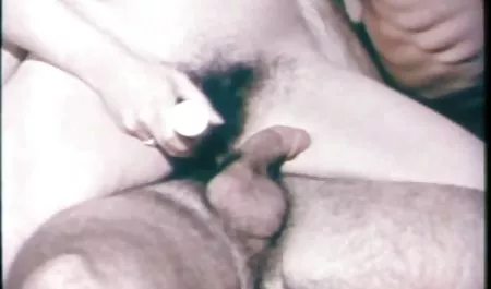 Chica sentada en la silla negra, mientras que el Caballero de tetas grandes naturales maduras ellos en el culo