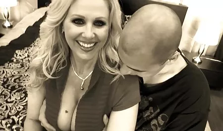 Elegante negro de madurastetonas la mujer con firmes tetas folla después de una ducha