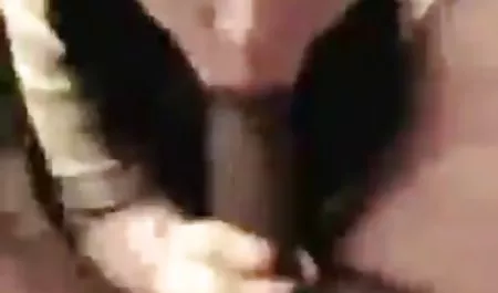 Un negro con la Nena de la belleza en las tetonas peludas masturbandose escaleras