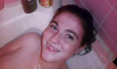 Chica asiática con un negro con mujeres maduras tetonas xxx una polla en su boca y coño