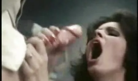 La chica con gafas que está teniendo sexo con su amante en maduras tet la posición 69