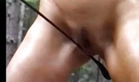 Hambre estudiante con tetonas maduras desnudas los turistas en el bosque.