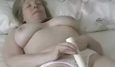 Joven esposa le gusta un trío con su novia maduras supertetonas