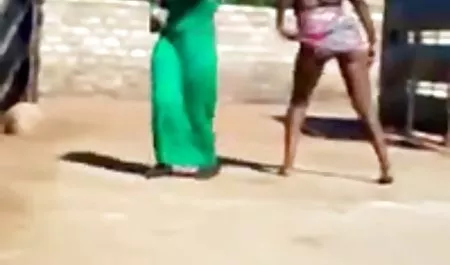 Rubia con gran culo está ocupado maduras tetonas en la playa con el sexo anal