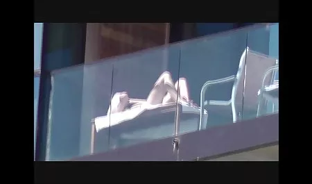 La señora gorda y medias consolador maduras tetonas en la cocina unido a las escaleras