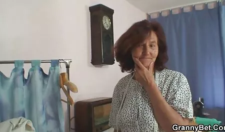 Antes de tetas de veteranas que satisfecho con el tatuaje se masturba pis diferentes juguetes sexuales