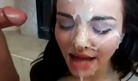 Sexo de maduras tetas pequeñas Lesbianas Trío que tuvo lugar en la cama.