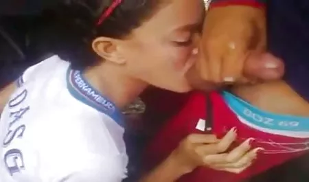 Chica en sujetador rojo de mujeres maduras tetonas xxx la pintura coño consolador enorme en la tabla