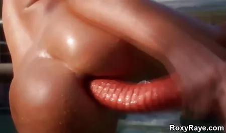 Chica gordas muy tetonas en sujetador rojo y medias negras están disponibles en el chat de sexo