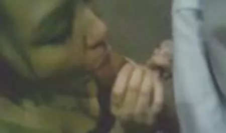 El viejo Negro en gafas de violada por el culo joven herpes maduras tetonas xxxx en el sofá.