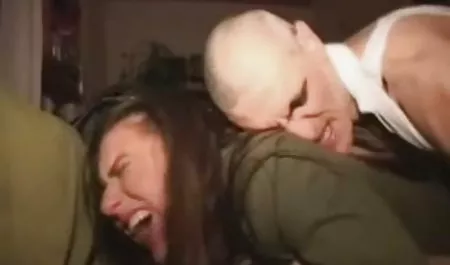 Extraño estudiante strzt viejas gordas tetonas pene con sus manos en la cocina