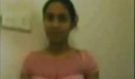 El amor en rosa lencería digitación de la vertical es un hombre grande, de fuentes no maduras tetpnas en el dormitorio.