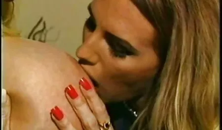 Una mujer hermosa con el pelo revuelto mujeres tetonas viejas infectados con miembros de marido