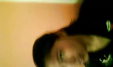 Novia atrae a una joven morena españolas tetonas xxx con la mano en la cocina