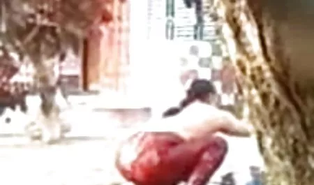 Motorista toca el coño con pelo rojo xxx tetonas infieles en la motocicleta y la Tierra.