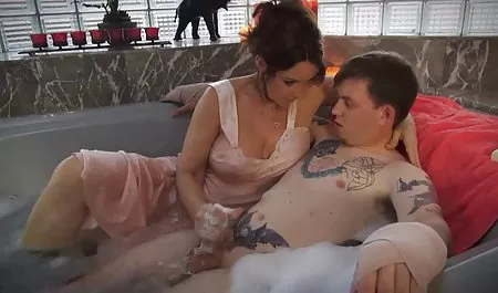 El chico con los ver maduras tetonas neumáticos recogidos de una pequeña empresa en el apartamento
