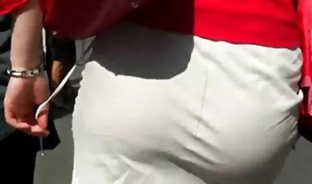 Belleza en botas de color tetonas con ligueros negro coño, se masturba en la calle